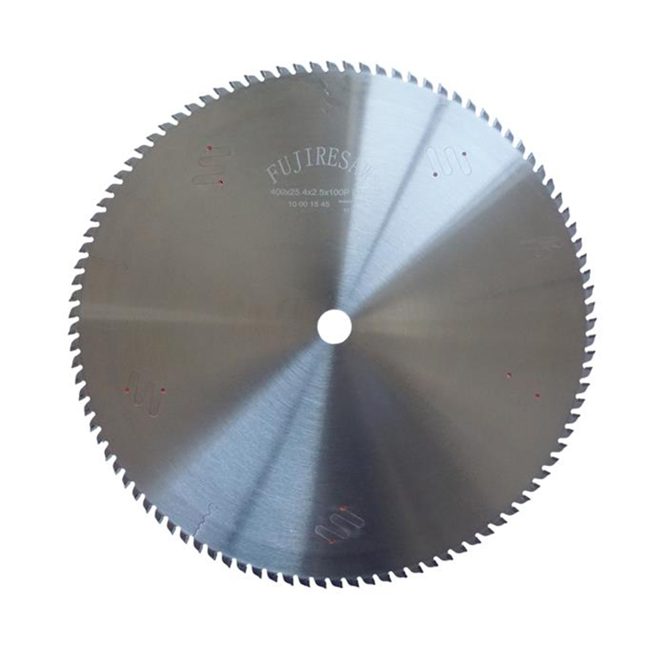 пильный диск на съемнике для распиловки алюминиевого профиля