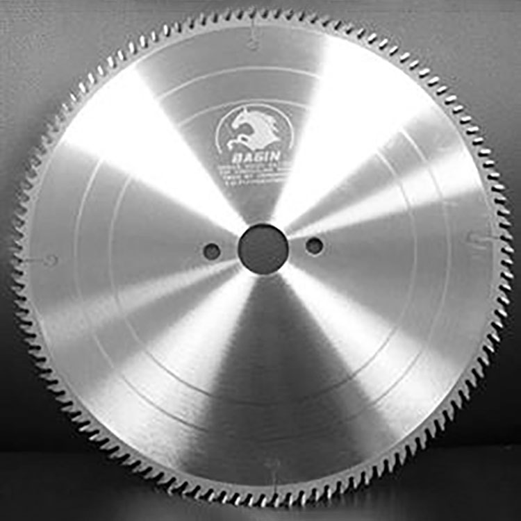 saw blade on puller machine to saw aluminum profile